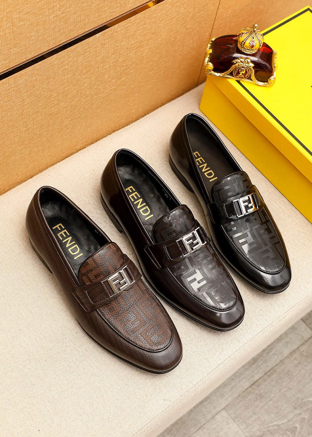 Men's shoes 💰442 💐 Product trademark: FENDI [Fendi] casual leather shoes Regular size: 38-44 (45🉑️customized) Product materials: Selected imported first-layer patent leather laser upper + luxury hardware buckle, imported cowhide leather lining. Strong three-dimensional visual effect, rubber outsole Color: 1⃣️color optional
